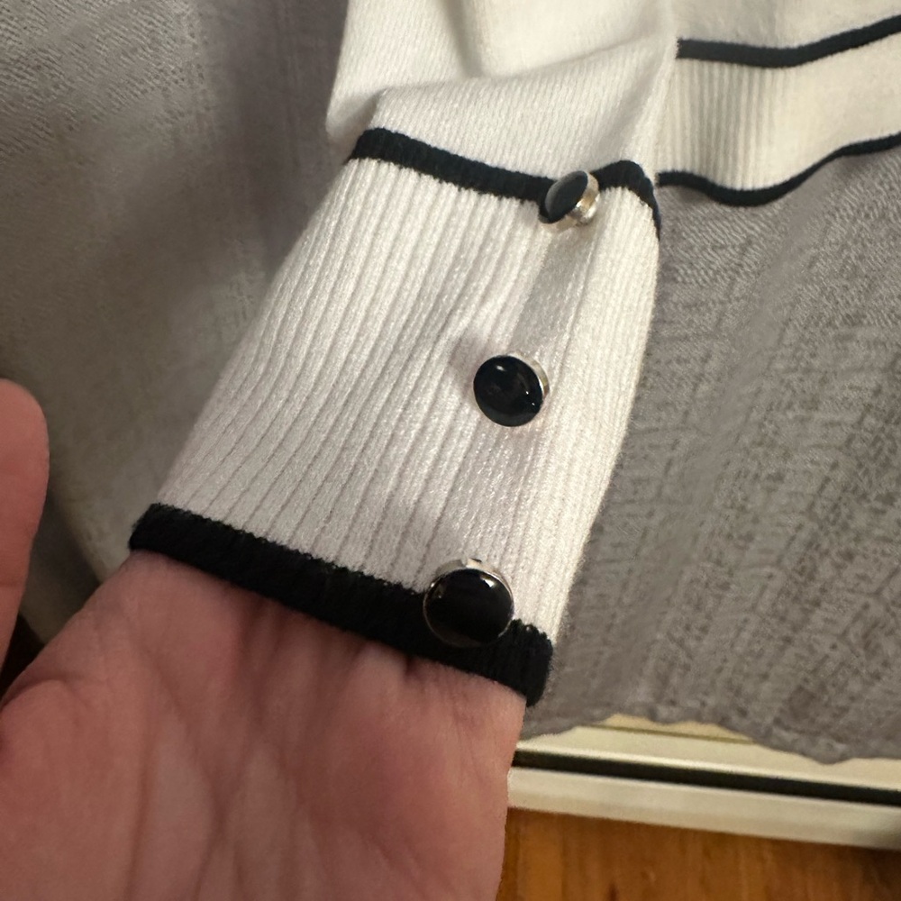 NWT Women’s White Sweater with Black Accents size XL - Picture 4 of 4